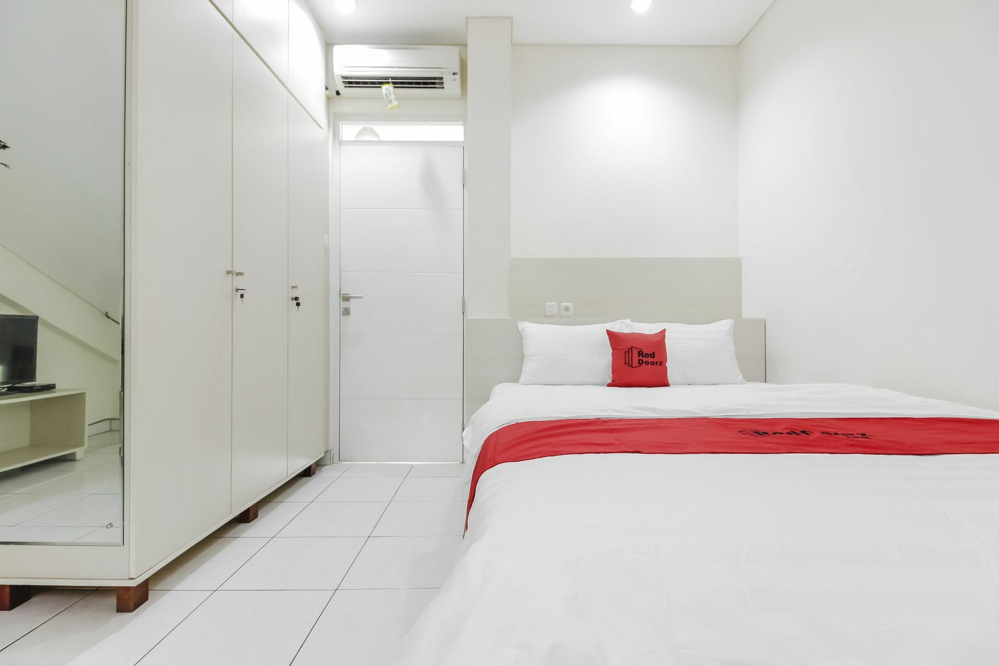Hotel Reddoorz Near Pancoran Jakarta Exterior foto